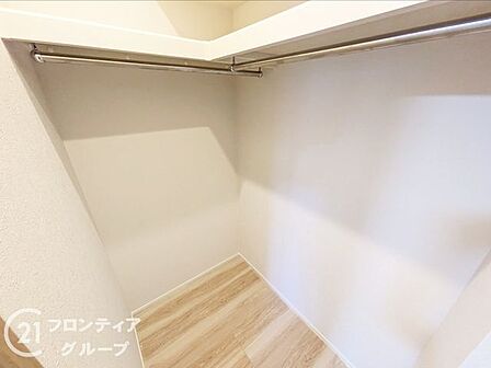ウォークインクローゼット完備！スッキリ暮らせる収納力が魅力の室内。日用品から季節物までしっかりと片づけられ、整理整頓が簡単にできます。効率よく生活できるよう工夫された使い勝手の良さが光る空間です。