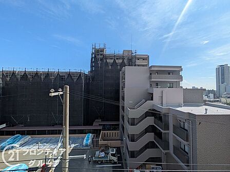 バルコニーからの眺望は視界が開けており、空の広がりや遠くの景色を楽しめる開放的なロケーション。周囲には高い建物が少なく、陽当たりと風通しの良さも魅力。朝夕の時間をゆったりと楽しめる空間です。