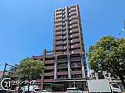 建物全体のフォルムが洗練されており、落ち着いた街並みに馴染むデザイン。外壁や窓の配置にも工夫があり、静かな住宅街で存在感を放ちます。周囲との距離も程よく、暮らしに余裕が生まれる設計です。