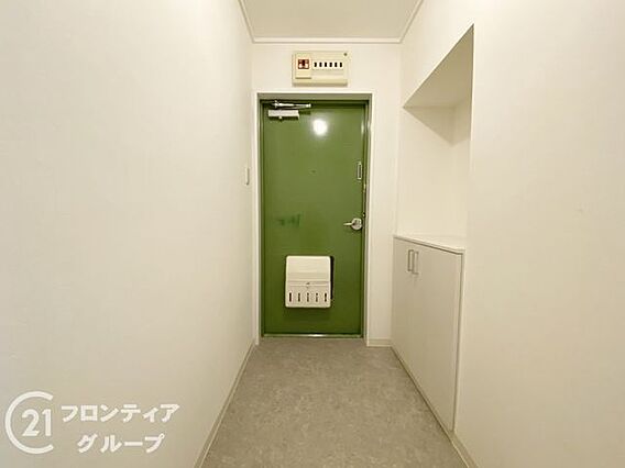 広々玄関で来客...