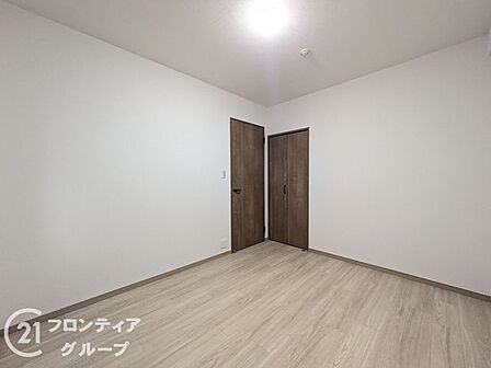 【5.3帖洋室】白い壁とライトカラーのフローリングで明るく清潔感のある洋室。シンプルな空間だからこそ、家具やインテリアを自由にコーディネートできます。