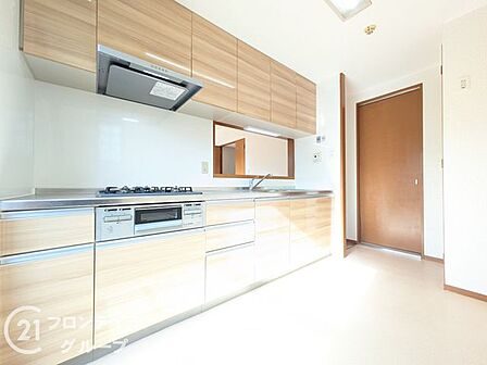 3口コンロ付きのキッチンは、調理の効率が良く、同時に多くの料理を作れる便利で機能的な空間です