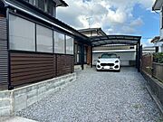屋根付き駐車場で、雨の日も快適に乗り降り可能です。