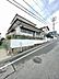 外観：前面道路は見通しが良く、落ち着いた住環境が広がります。