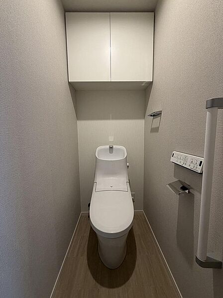 温水洗浄便座付きの清潔感あるトイレです。