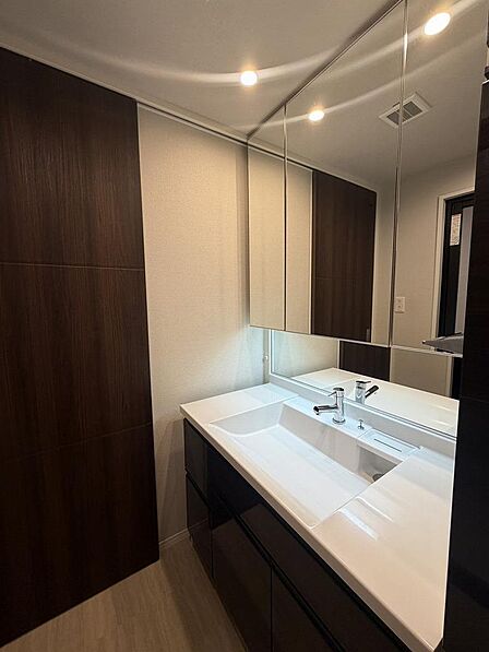 三面鏡付き洗面化粧台と豊富な収納スペースを確保。朝の身支度もスムーズです。