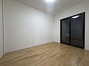 バルコニーに面した洋室。テレワークや趣味のお部屋にもおすすめです。