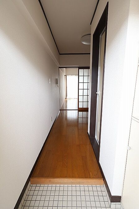 奥まで続く廊下が開放感を演出。明るい室内へとつながります。