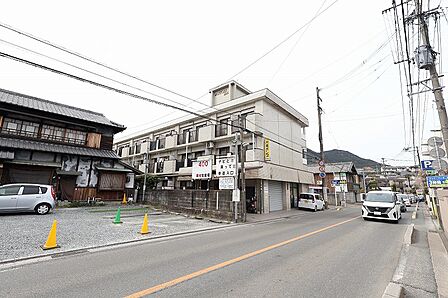 幹線道路沿いでアクセス良好。生活利便施設も利用しやすい立地です。