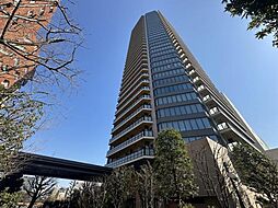 青空に美しく映える、地上36階建ての堂々たる外観。上野のランドマークにふさわしい存在感です。