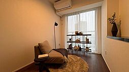 落ち着いた色調の洋室は、主寝室にも最適。大きな窓から陽光が差し込み、開放感のある空間です。
