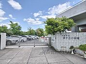 生駒市立桜ヶ丘小学校まで650メートル