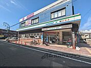 ファミリーマート　薬ヒグチ岩田南店まで400メートル