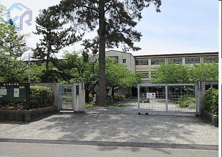 西宮市立甲陵中学校 徒歩8分。 630m