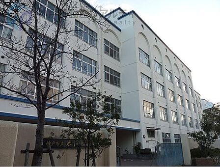 神戸市立本山中学校 徒歩22分。 1710m