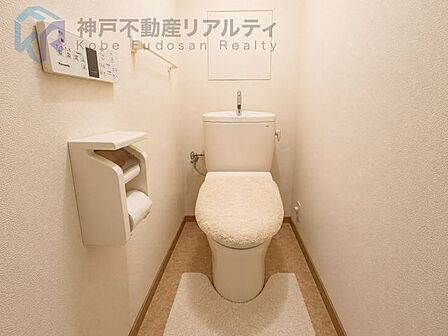 白を基調としたシンプルで清潔感あるトイレ※室内写真は家具消し加工を施したものです。