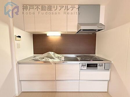 ◆コンロ三口あり。調理の時間短縮ができて大変便利です♪