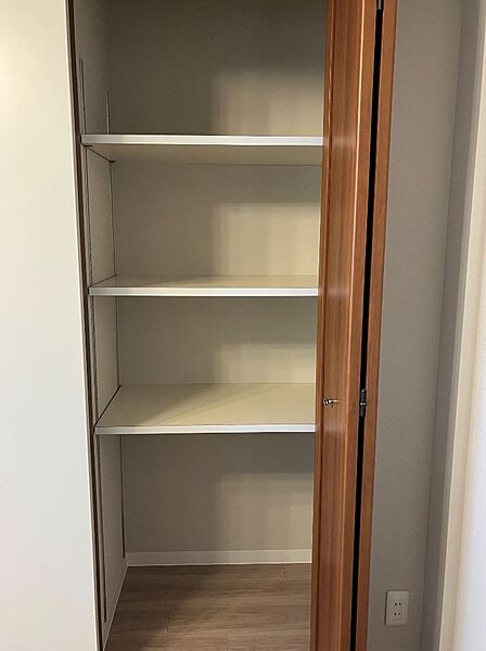リビングには奥行きのある可動棚付きの収納設置。全居室広めの収納でスッキリお使いいただけます。