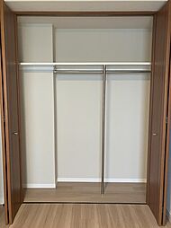 寝室の収納にはたくさんの洋服が収納できるワイドなクローゼットが備わってます。