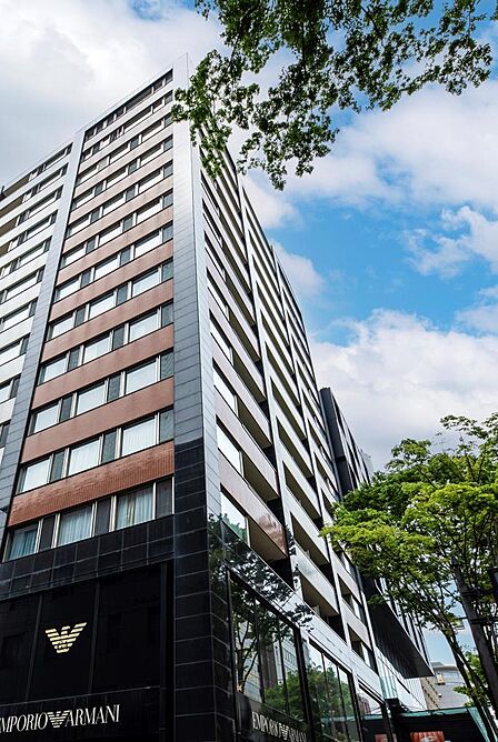百万石通り沿い、1階にはハイブランドが入っている洗練された建物です。