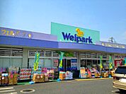 対面販売ならではの人間味ある空間を、お客様にとって「気分の良い広場」にしたいという思いが店名に表れています。全国に広がる各店舗の表情は微妙に異なり、その街に合った店舗形態となっております。