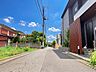 外観：＜前面道路含む現地写真＞交通量の少ない前面道路の為、小さなお子様のいるご家庭でも安心して生活できる環境です。
