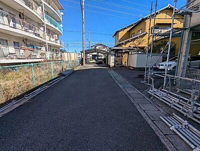 外観：前面道路含む現地写真