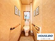 1階トイレ温水洗浄便座付で窓もございます♪広さも◎■家具家電はAIによるイメージです■