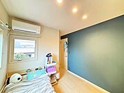 窓も多く日中は明るく、夜は落ち着いたアクセントクロスがしっかりお部屋を楽しませてくれます。