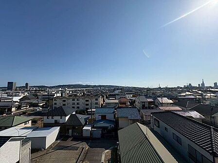南向きの眺望!穏やかな街並みを見渡す、開放感のある眺望です。視界を遮る高い建物が少なく、遠くの景色や広い青空を楽しめます。