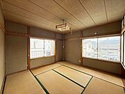 2階和室8帖の和室は収納も確保されています。窓が多く通風も◎