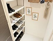 シューズクロークです。靴とお荷物が収納できます。