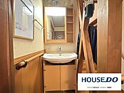 1階トイレの正面に位置する使い勝手の良い洗面台。独立した配置のため、帰宅時の手洗いやゲストの手洗い用としてもスムーズに案内できる便利な動線が魅力です。※AI加工の為現況と異なる場合がございます。