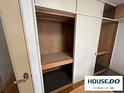 天袋やハンガーパイプを備えたリビング内の大容量収納です。衣類や寝具、季節物に対応した収納力のため、居住スペースをより広々と有効に活用することが可能です。