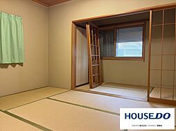 納戸にもなる収納が豊富に備えつけられております。