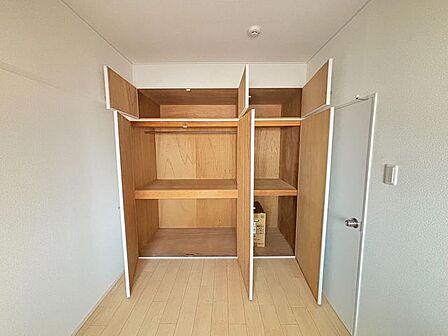 約4.5帖洋室収納上部にも仕切られた収納の為、使い勝手がよさそうです。