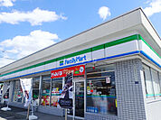ファミリーマート札幌美しが丘3条店 584m