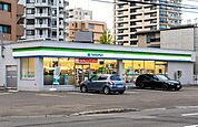 ファミリーマート札幌南5条西20丁目店 282m