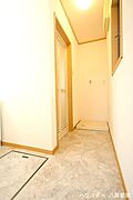 浴室入り口と洗濯機置き場です。