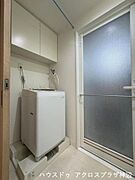 【洗面所】脱衣場の洗濯機の上には扉付き収納が設置されており、洗剤も隠せます。洗面所の照明スイッチは内側外側の両方に設置されており、洗面所に入る前にライトが点けられて便利です。