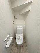 【1Fトイレ】各階にトイレがあり、慌てず朝の支度ができます。