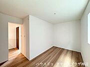 【洋室6.4帖】大きな窓のある洋室。日差しがたっぷり降り注ぐ、居心地のよい空間です