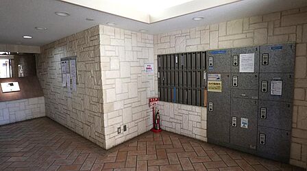 宅配ボックスが設置されています。不在時でも荷受けが可能で、配達時間を気にせず外出ができます。