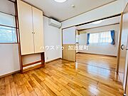 2階6畳間。ウォークインクローゼット付きの主寝室。2階フローロングには硬さのあるサクラの木を使用しており傷がつきにくい材質となります。