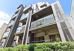 閑静な住宅街に佇む本マンションは、きりりと端正なフォルムが周りの風景に溶け込みながらも、美しく存在感を表しております。穏やかなこの地の表情と呼応して、人々の意識を引き寄せる事でしょう。