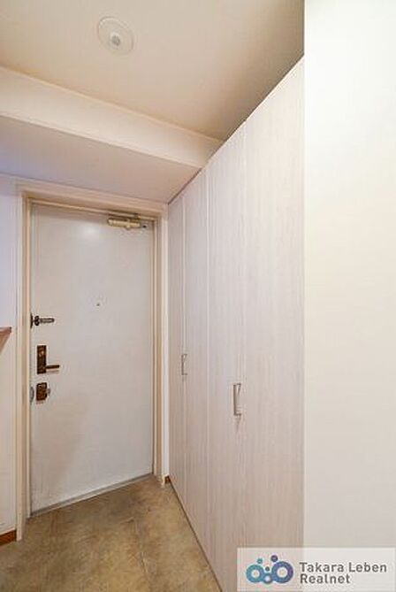 訪れる方を優しくお出迎えする落ち着いた玄関。毎日の外出や帰宅の際にも気持ちを落ち着かせてくれる空間になりそう。