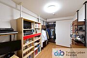 宿題をしたり、リモートワークに勤しんだり。落ち着いた雰囲気の中でゆっくりと思考を巡らすことができます。お子様が成長した後も独立した空間として利用可能です。