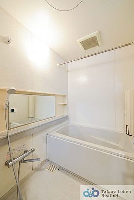 ゆったり湯船に浸かりたい人も、ササっとシャワーで済ませたい人も。住まわれる方、皆が心地よくお過ごしいただけるバスルームです。