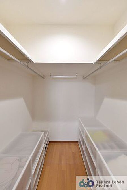 季節ごとの衣類を収納できる大容量のウォークインクローゼット。