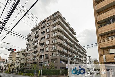 外観：常磐緩行線「綾瀬」駅より徒歩9分。東綾瀬公園に囲まれた緑豊かな住環境。アフターサービス保証付き。